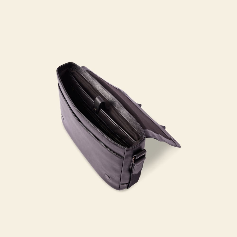 R.M.Williams Black Pebble Grain Farrier Messenger Leather Bag